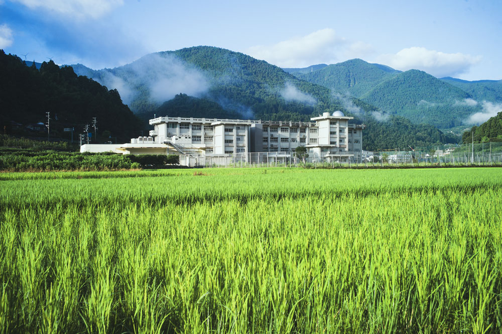 山に囲まれた田園風景に立つ神山まるごと高専。40人の定員に対して40都道府県および国外６カ国から計399名の応募があり、結果的に44人が入学。教職員、学生ともに大多数が町外・県外からの移住者だ。