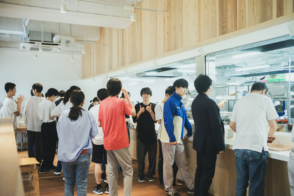 昼食は12時15分～、夕食は18時～。自ずと規則正しい食生活を送ることになる。学生と一緒に食事をするうちに10kg近く痩せた教師もいるそうだ。