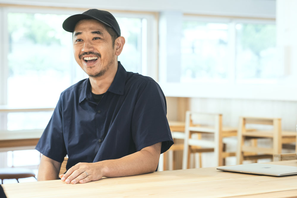 フードハブ・プロジェクトの共同代表を務める真鍋太一さん。「給食、食育、農体験が結び付くことで、食は教育現場で大きな力を発揮できる」と語る。「学校食という概念はこれからの教育の鍵になる」