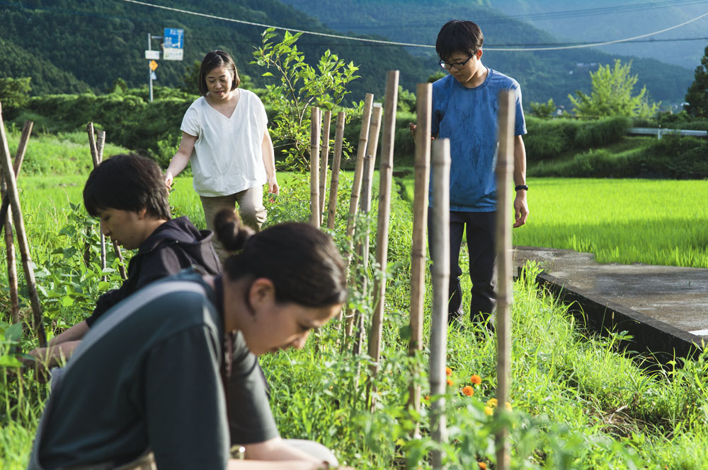 部活「まるごとファームクラブ」の作業風景。まるごと高専では部活はあくまで学生たちの自主活動という位置付けで、畑や種の確保、プロからの指導の手配など、自分たちで行なうが、樋口さんが外部顧問としてサポート。