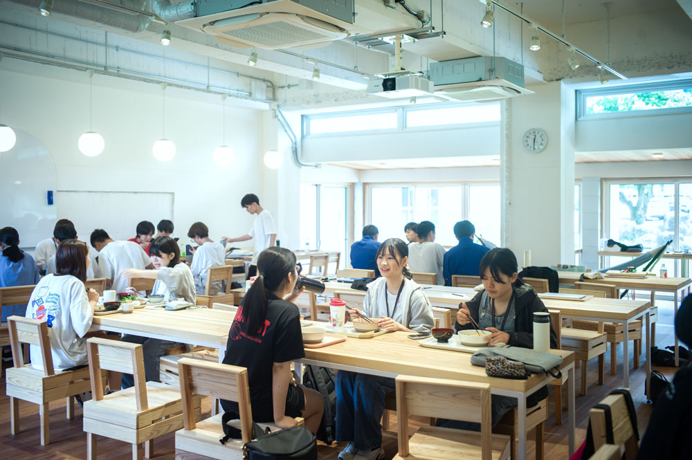 テーブルと椅子は神山杉製。開校前に開かれた椅子づくりワークショップで一般参加者や学校スタッフ、地元の建築家、大工さんたちが制作した。