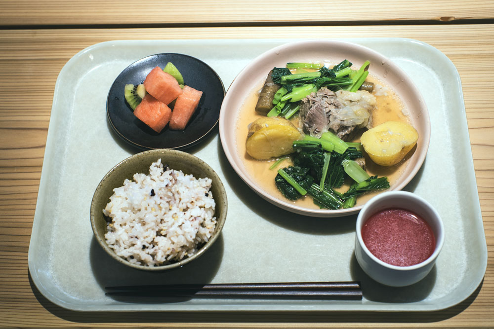 夜の定食：阿波美豚とジャガイモの煮込み、ビーツのポタージュ、スイカとキウイフルーツ。阿波美豚はウデ肉を使用、ジャガイモの他に、タマネギ、ゴボウ、小松菜と野菜も充実。この時期、神山ではビーツが盛り。