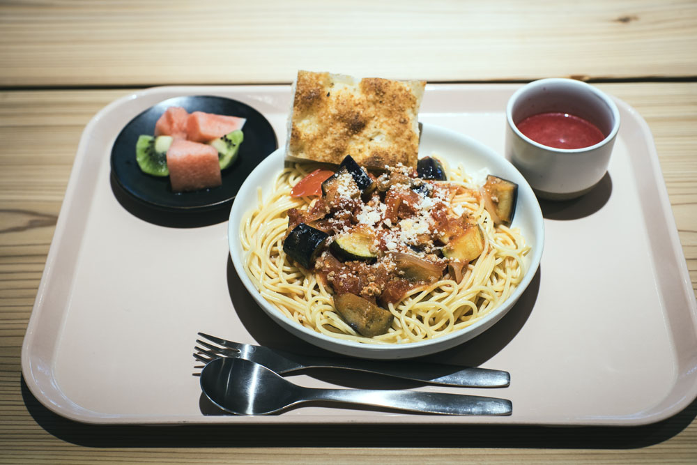 夜の一品料理：スパゲッティ 茄子とズッキーニのフレッシュトマトソース、ビーツのポタージュ、スイカとキウイフルーツ。夏野菜満載のパスタに、かまパン製のチーズフォカッチャを添えて。