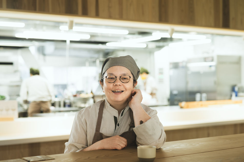 細井恵子さんは密かに学生メモをつけている。いつもごはん大盛りの子、タコライスのリクエストを寄せてくれた子、一人一人の好みや食習慣をできる限り把握しようとしている。