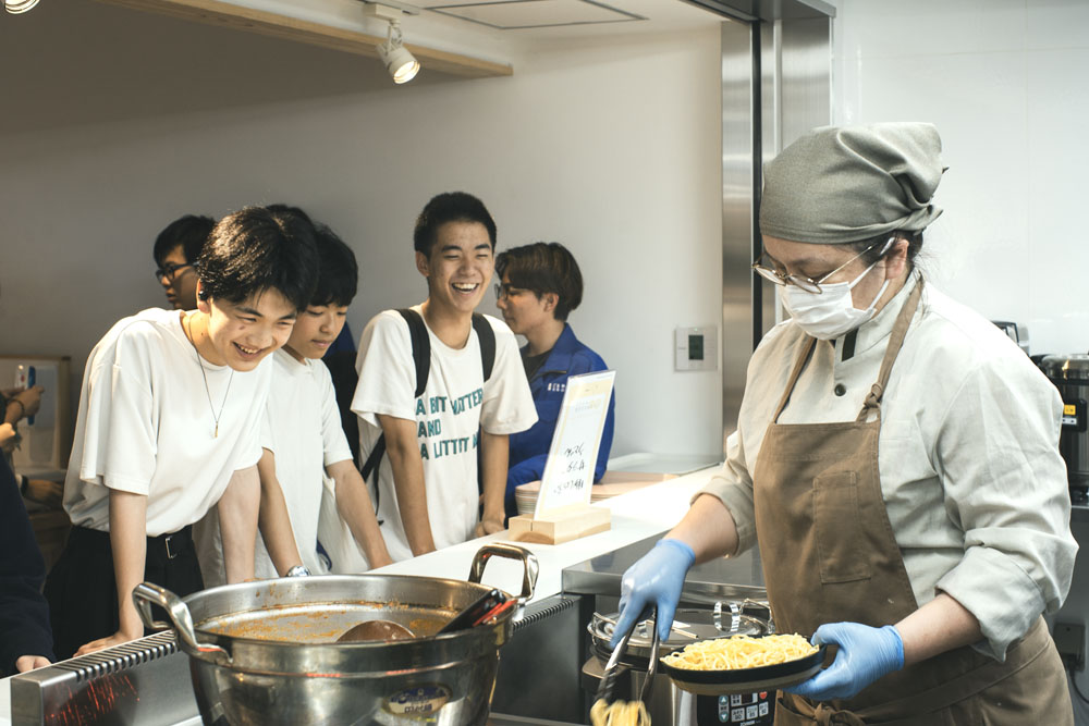 「いつも大盛りの子から『普通盛りで』と言われると、何かあったのかな、体調悪いのかな、と心配になる。変化を見逃さないように注意している」。食欲の番人は健康管理人でもある。