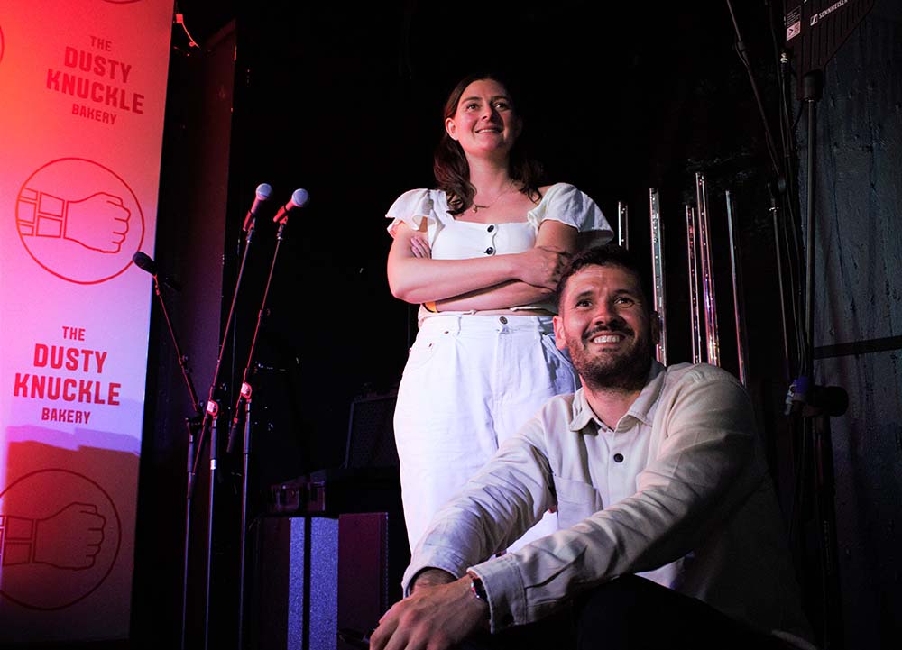 写真は、イベントにて、マックスさん（手前）と共同創始者であるデイジーさん。