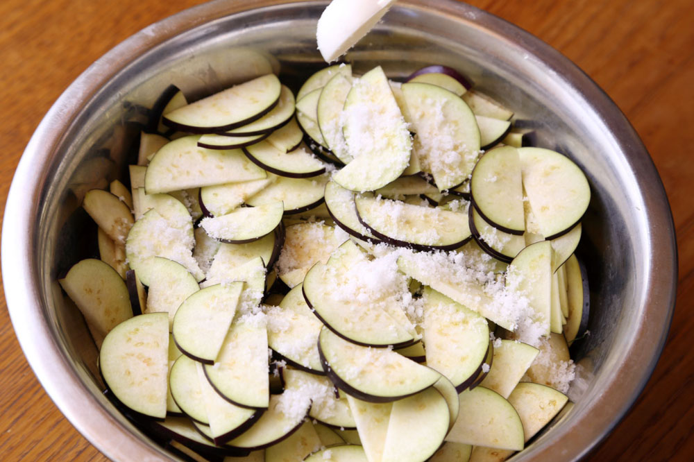 ナスを塩揉みする