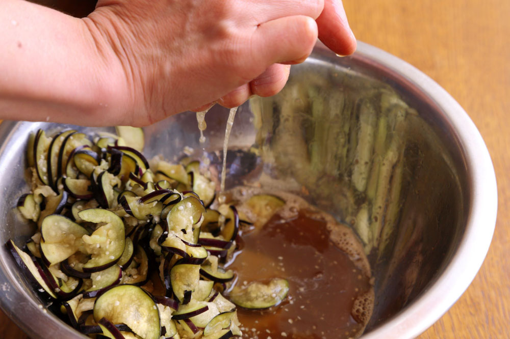 ナスの水気を絞る
