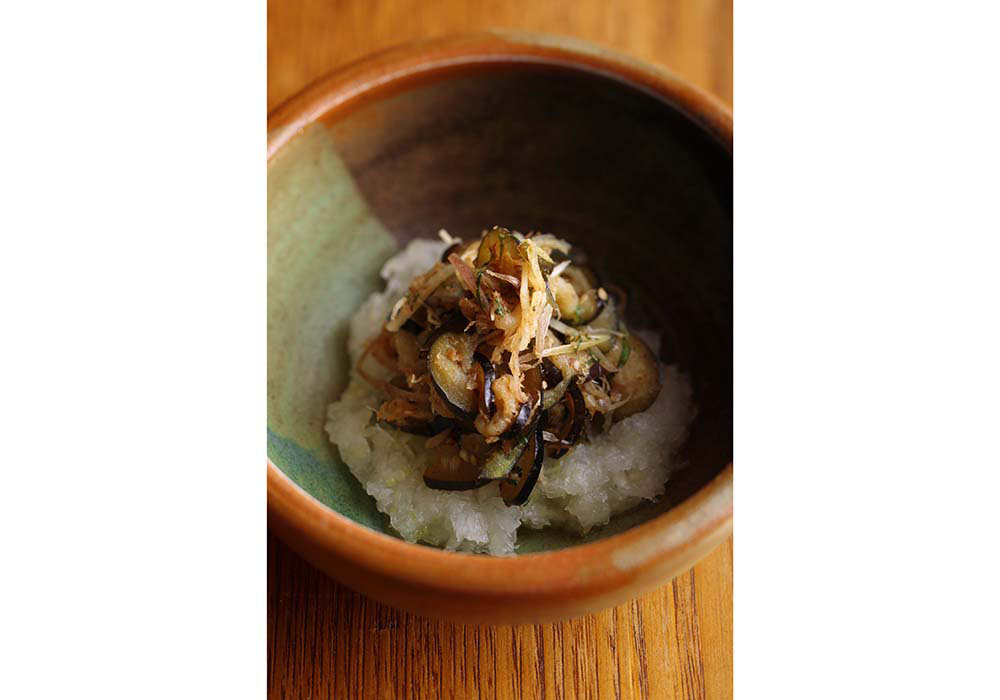 大根おろしの上にのせて、最後に柚子を。たっぷりの香味野菜とかつお節の旨味が、夏の酒のアテにピッタリ。