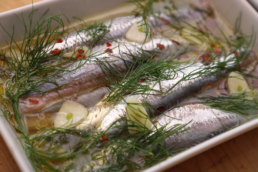 ニンニクやハーブと一緒に保存する