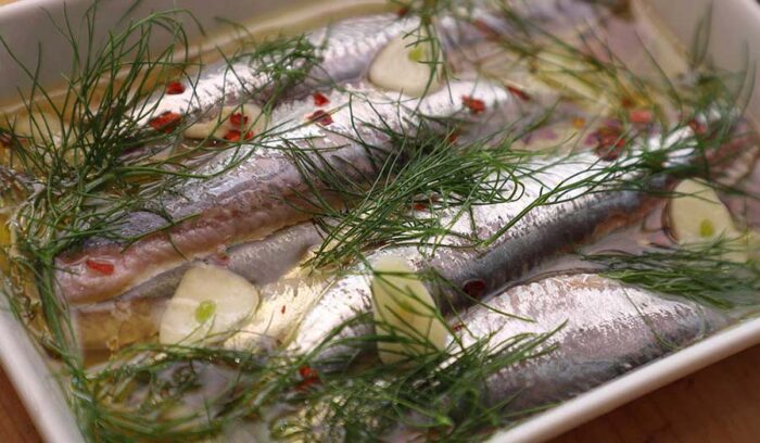 時間がおいしくしてくれる！ナポリ流ダイナミックな「真イワシのマリネ」