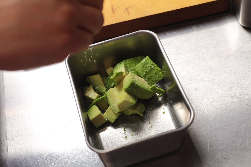 アボカドに下味をつける