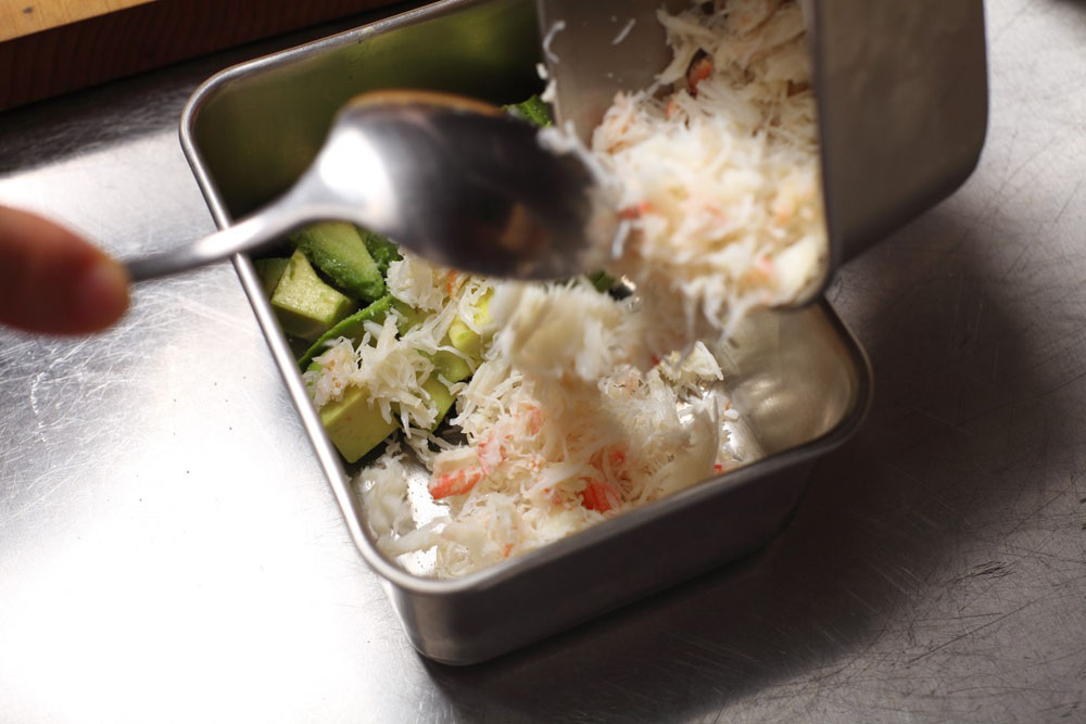 カニとハーブを加える