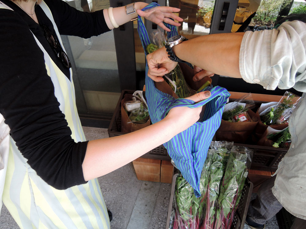 野菜の内容、受け取り頻度、価格は、農家によって様々。３〜４人暮らし用（８〜９品目）を月１回で年間25,000円（税込）もあれば、1〜2人暮らし用（5〜6品目）を月１回で年間30,800円（税込）と３〜４人暮らし用（７〜８品目）を月１回で年間38,500円（税込）の２プランを用意する農家も。 photograph by 4Nature