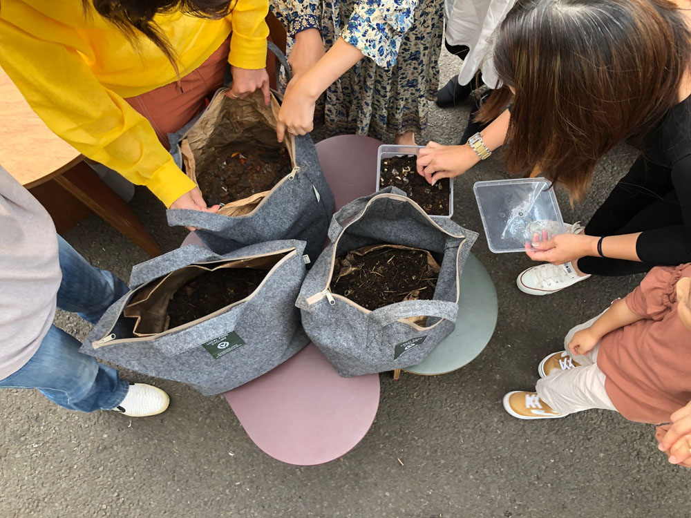 「1.2マイル コミュニティ・コンポスト」で。マンションでも快適に取り組めるように、生ゴミの分解を速めて悪臭の発生を抑える配合基材とセットの「LFCコンポストセット」を利用する人が多い。 photograph by 4Nature