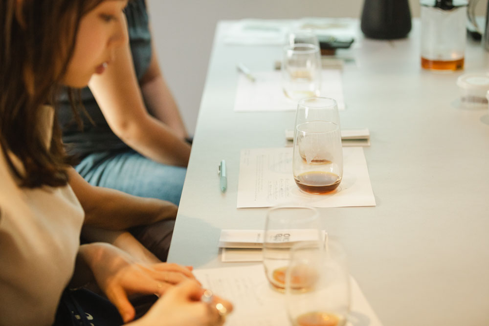 「コーヒーショップは、コーヒー豆生産国と消費者をつなぐ立場」とレクチャー役のオニバスコーヒー山田舞衣さん。CSA LOOPでは農家と生活者をつなぐ立場を務める。