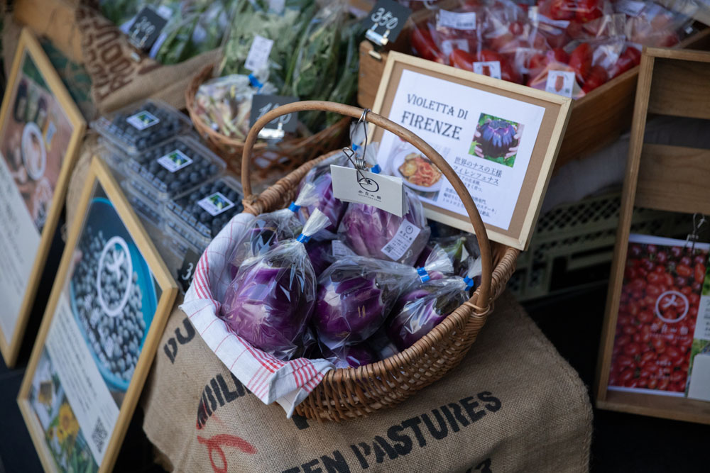 伝えることに心を砕き、ポスターを自作するなど、プレゼンテーションも徹底。写真のナスはフィレンツェナス。「変わった品種を作っていると、コミュニケーションが生まれる」