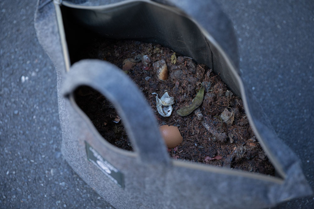 奈良山園には、オニバスのコーヒー滓コンポスト、野菜購入者の家庭ゴミコンポストの両方が届く。「完全に堆肥化するのは農家の作業。みなさんには一次段階までやっていただく」と野崎さん。腐敗や悪臭を防ぐため、野菜など植物性の生ゴミに限定している。