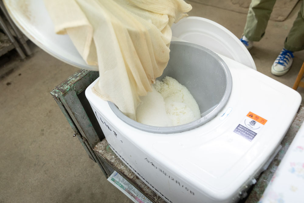 餅つき機でつく