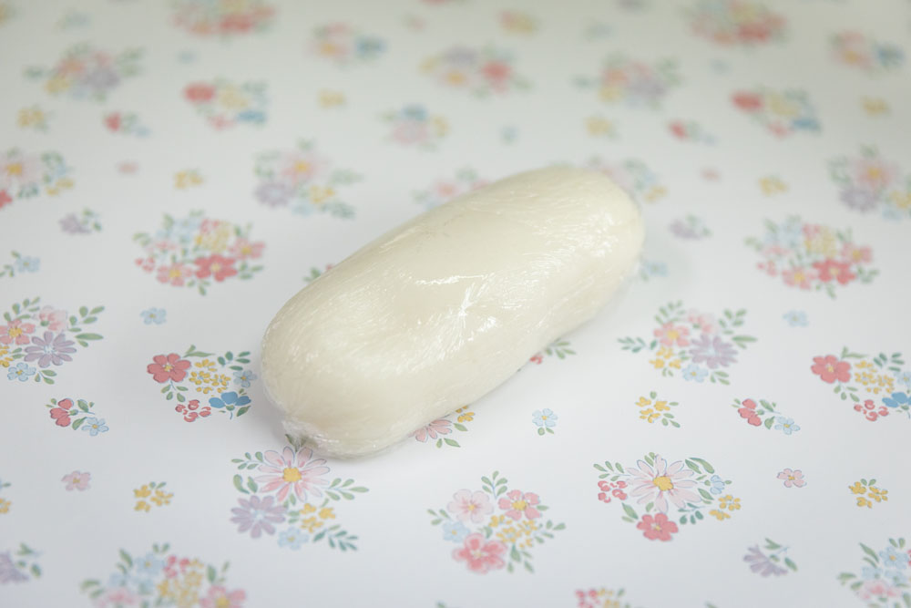 すぐに食べない場合はラップでぴったり包み、冷蔵庫で保存する。