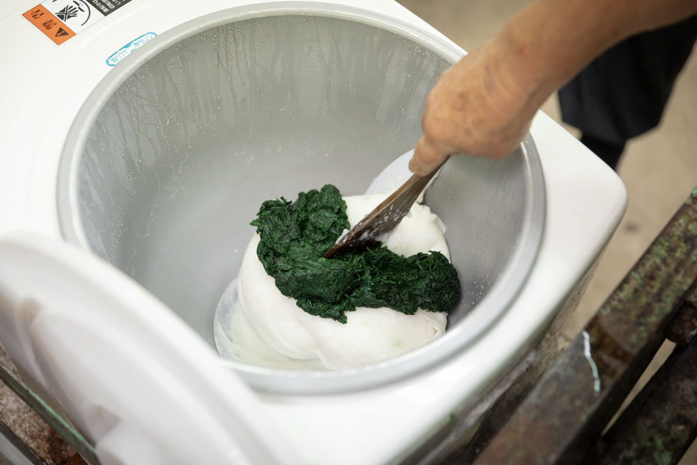 餅にヨモギを加える