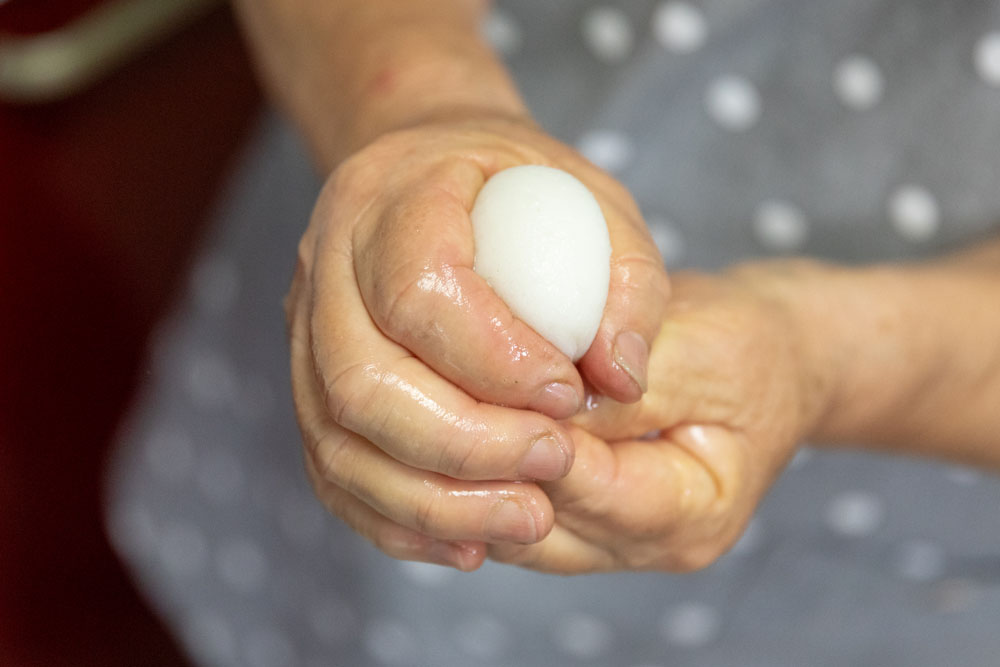 水をつけた手で餅をぎゅっと握り、絞り出すように一口大にしてから、ちぎる。