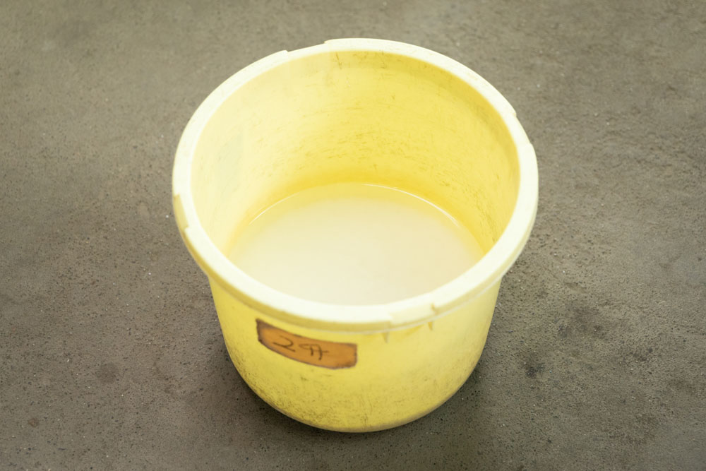 米を水に浸ける