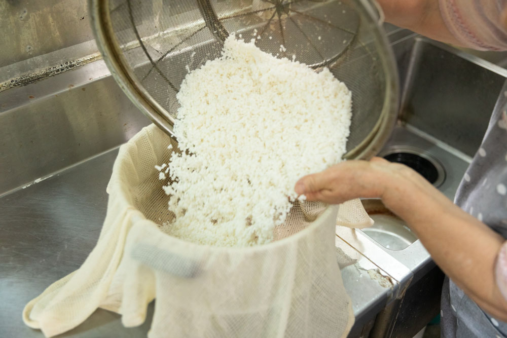 米を蒸す