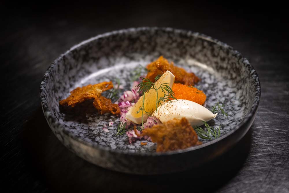 （写真）「ローラーカ（Råraka）」と呼ばれるスウェーデンの伝統家庭料理でもある、すりおろしたジャガイモのパンケーキ。付け合わせの定番、魚卵（写真はコクチマスの卵）とスメタナ（発酵乳）、赤タマネギとディル、レモンを添えて。