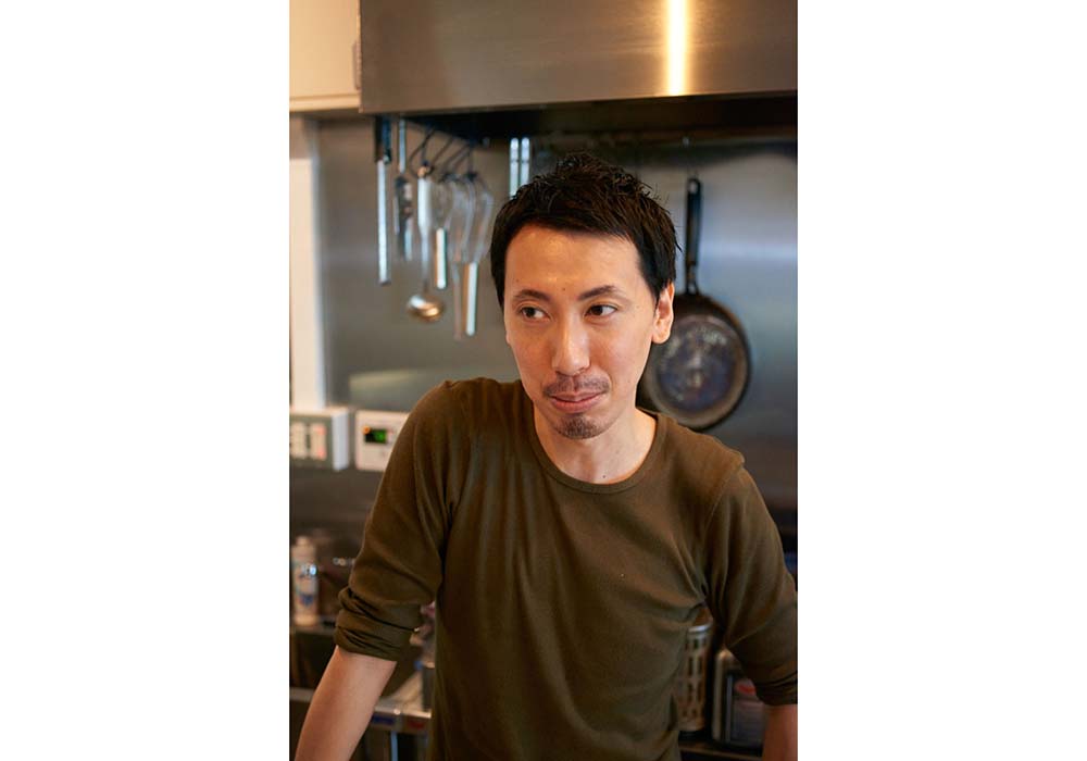 自然派ワインとフレンチをベースにした料理を楽しむビストロ、東京・恵比寿「小泉料理店」オーナーシェフ、小泉洋さん。茨城県生まれ、東京育ち。20歳で料理の道に進み、日仏のレストランやビストロ、和食店など様々なジャンルの店で腕を磨き、2018年11月に現店をオープン。フランス滞在中は、ノルマンディーのオーベルジュで料理以外にチーズやワインを作ったり、野菜や家畜を育てたり、ワイナリーやシードルリーで働いた経験も。