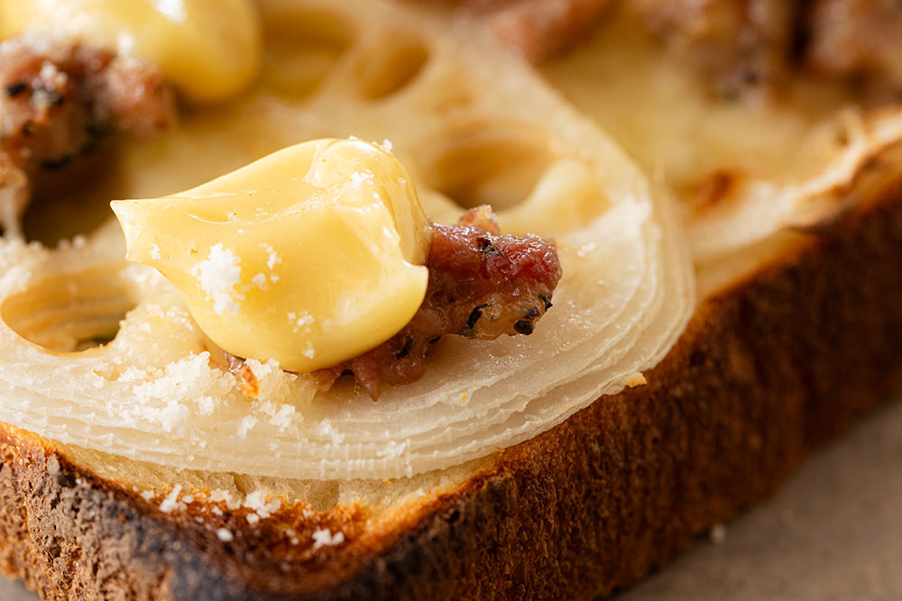 茨城産マルタマ真レンコンと“常陸の輝き”のサルシッチャのピザトースト