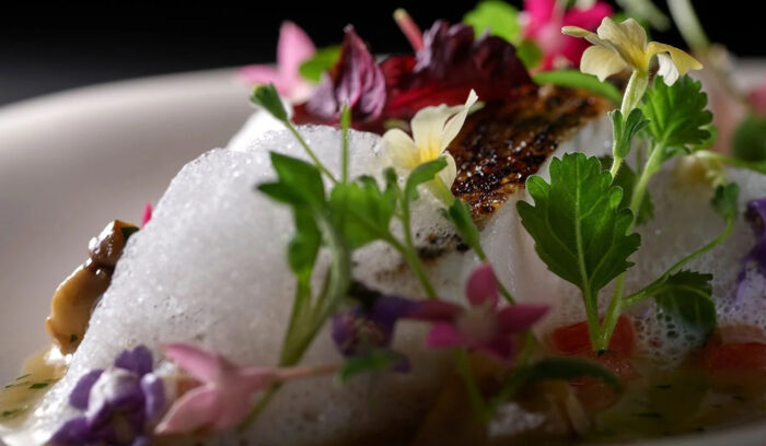 伝統的かつ現代的。「アジュール フォーティーファイブ」が、小林圭氏料理監修で世界観を刷新。