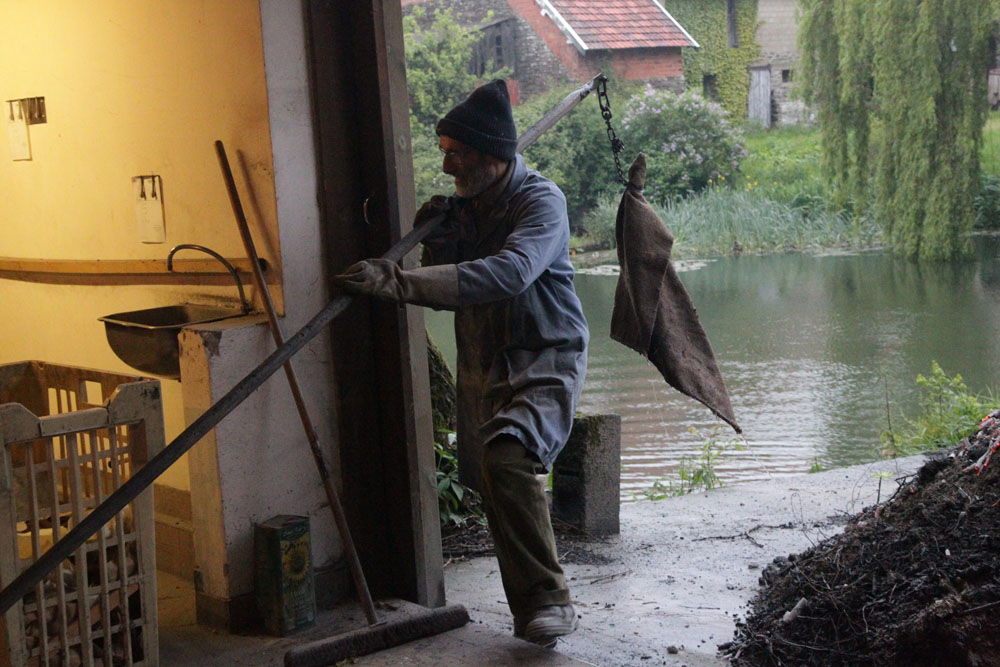 池に浸した麻布で窯の温度を下げる。