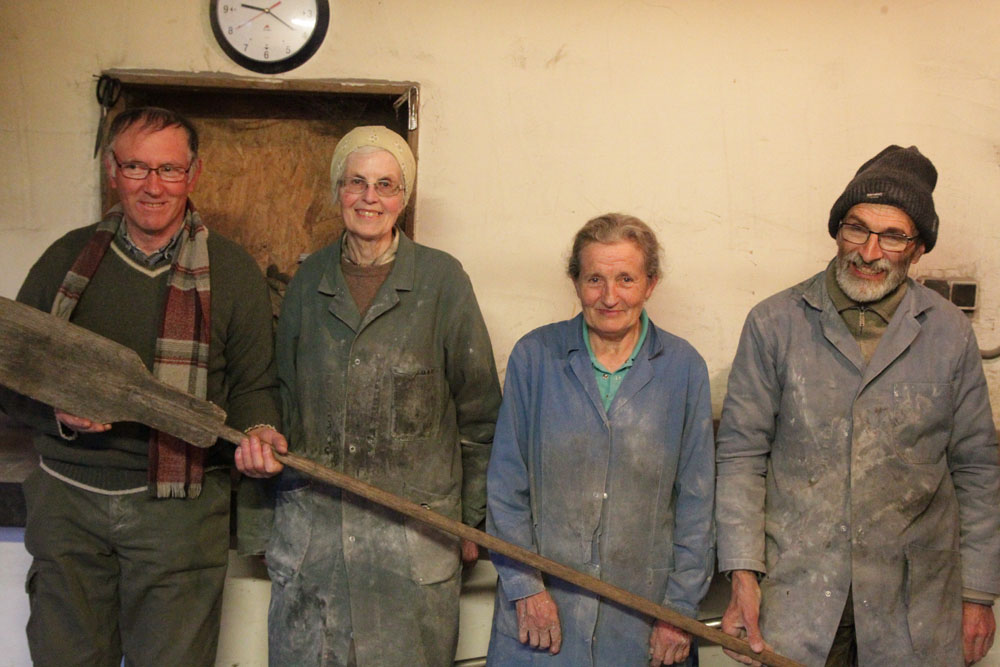 セルジュのパン焼き工房＜シャント・ラ・ヴィ＞の仲間たち。右からセルジュ、ブノワット、マルティーヌ、ルネ。夜中まで続くパン焼き作業の他、早朝近隣のマルシェでの販売やビオ・ショップへの配達も皆でこなす。ルネは工房上階の宿舎に住み、他のメンバーも週の半分はここで暮らす。