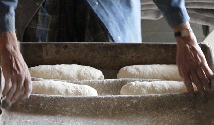 自然エネルギーを使い、石臼で挽き、薪で焼く。「このパンは、農家の誇りに満ちている」