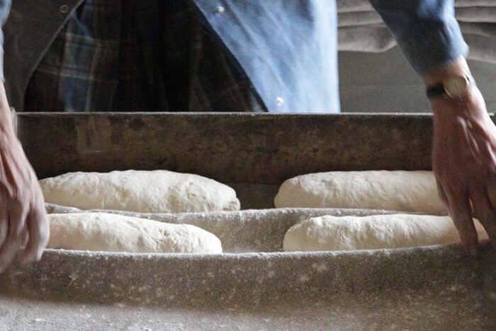 自然エネルギーを使い、石臼で挽き、薪で焼く。「このパンは、農家の誇りに満ちている」