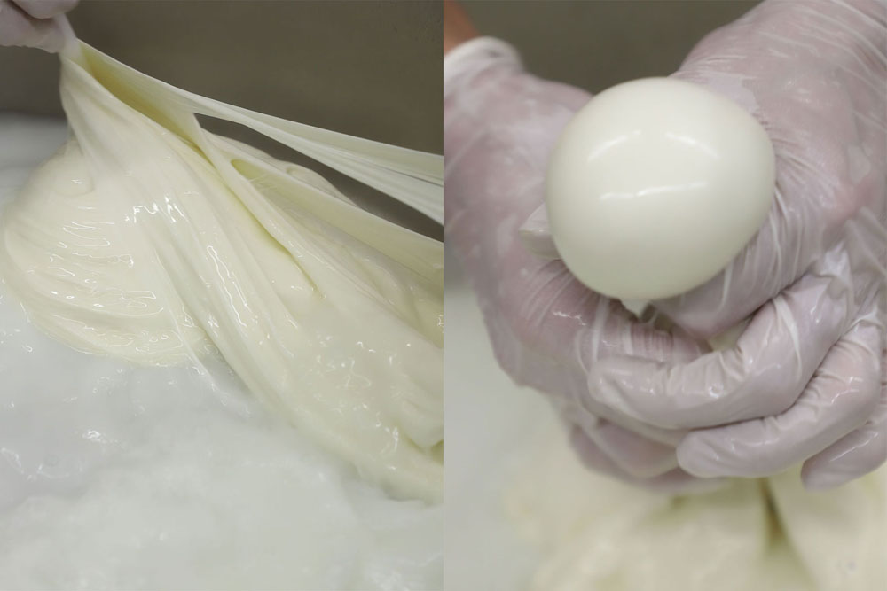 90℃前後の塩水で引き伸ばしながら繊維を作り、表面をきれいに丸める。作業開始から６時間程で完成。