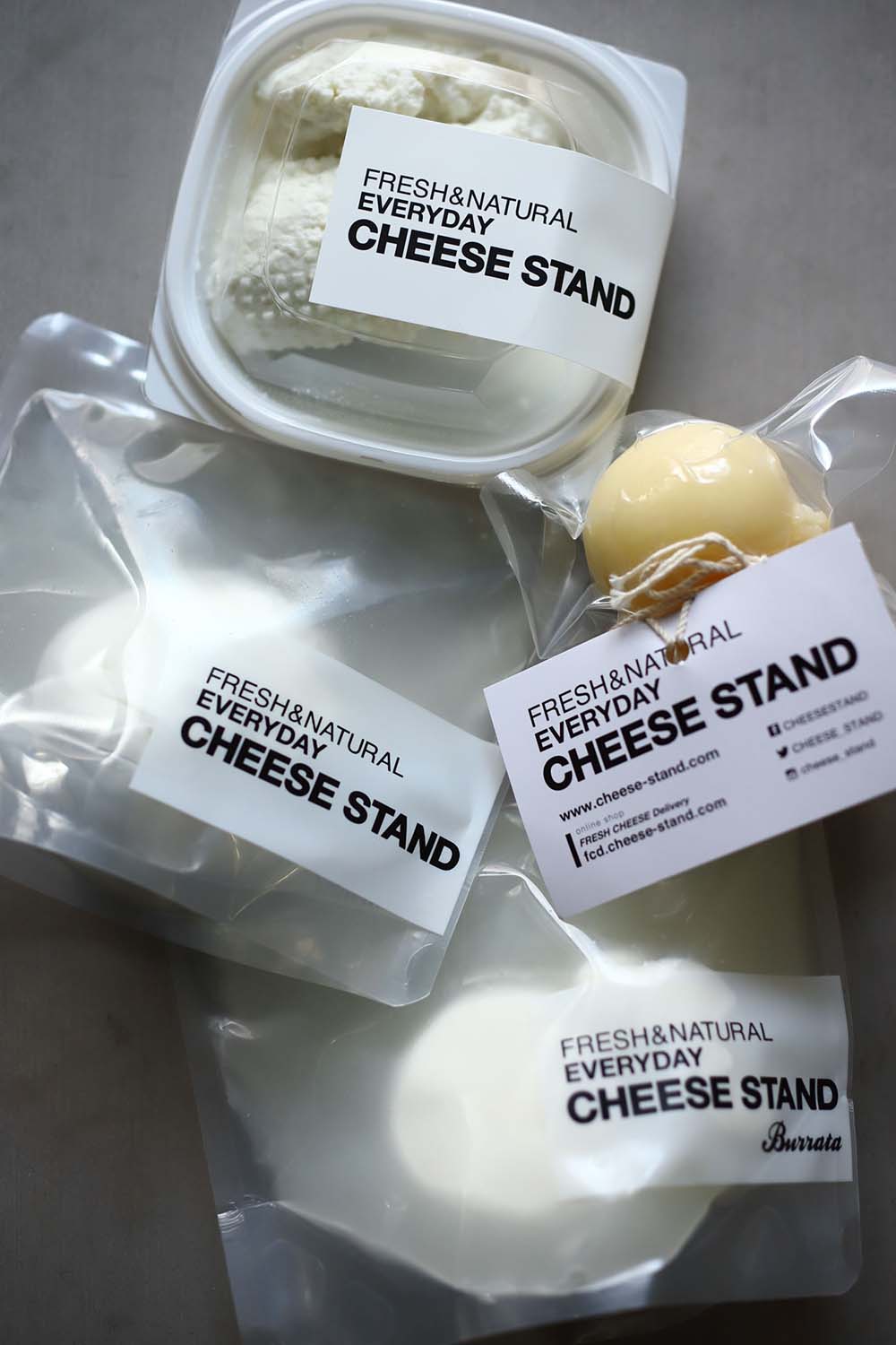 「出来たてモッツァレラ」680円。その製造過程で出るホエイで作る「出来たてリコッタ」600円はやさしい甘味。「カチョカヴァッロ」1,151円は２週間乾燥熟成。（すべて税込み）