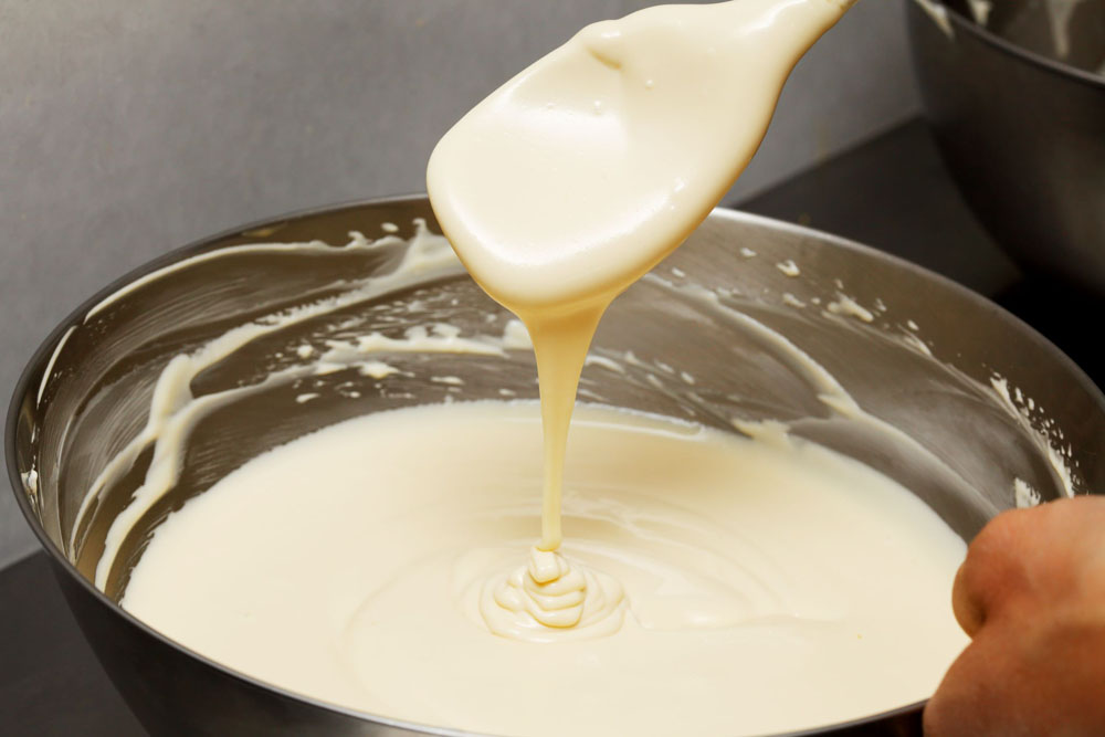 ５を６のクリームチーズに３、４回に分けて加え、しっかりと混ぜる。