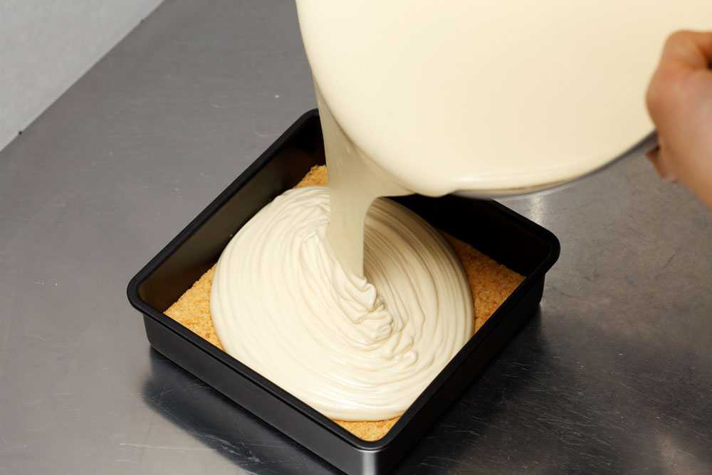 型に生地を流す