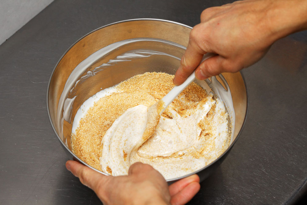 ヨーグルトとてんさい糖を合わせる