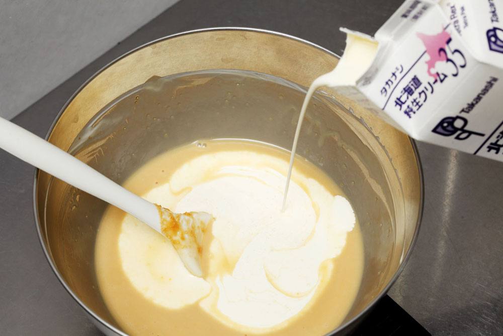 生クリームとレモンを加える