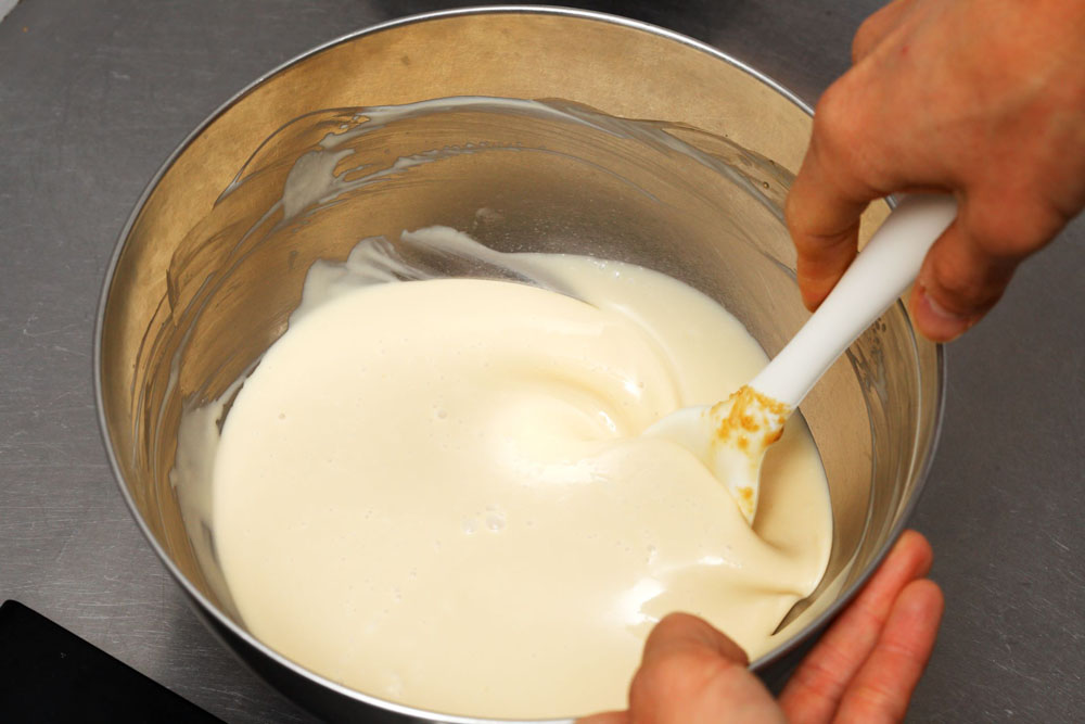 ３に生クリームを加えて混ぜ、さらにレモン汁を加えて混ぜる。