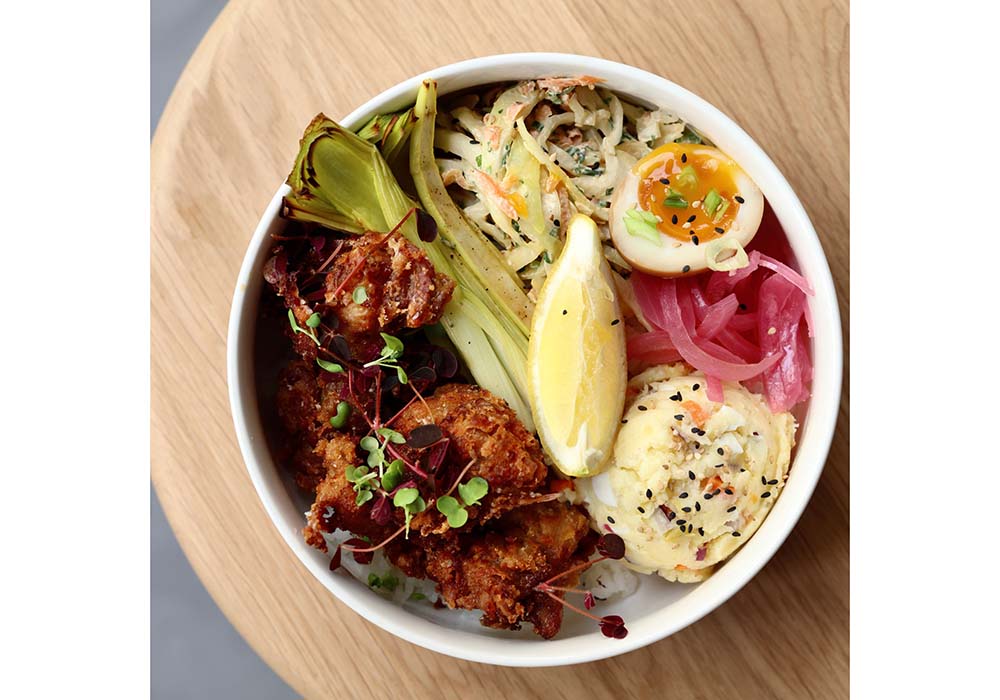 （写真）野菜をたっぷりのせた「から揚げ丼」（14ユーロ）。トッピングの煮卵（２ユーロ）も人気だ。