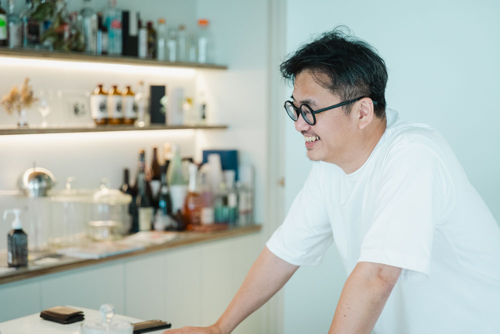 関谷幸樹さん。耐熱性に優れ、酸で腐食せず（フッ化水素のみ溶かす）、匂いが移らず、透明で内容物の変化が見える理化学ガラスの活用法を探る。