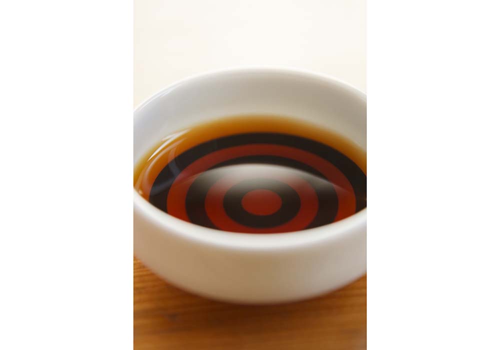 丸大豆で作ると、大豆の脂に含まれるグリセリンが醤油に溶け込むため、まろやかで、赤っぽい液色になる。