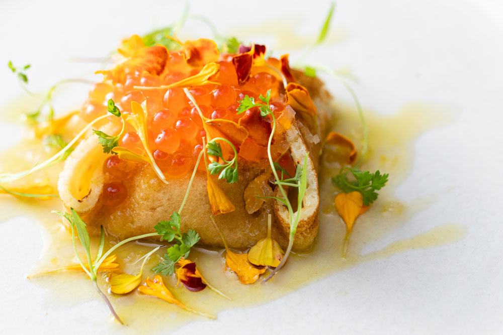 「新イクラと茨城県産ゆめかおりのブリヌイ」。生筋子をウォッカと塩のみで調味する新イクラのフレッシュ感との相性を考え、「ゆめかおり」は精製度の高いものをセレクト。