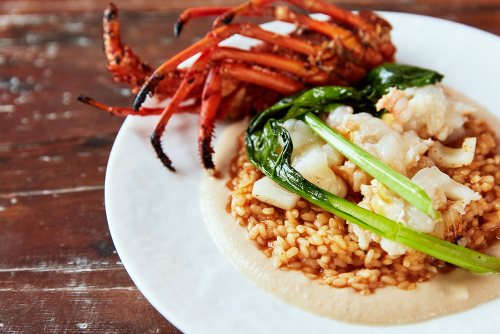 「磯崎港の伊勢海老のリゾット、レンコンのヴェッルタータと小松菜」。レンコンの穂先の柔らかい部分は角切りにしてさっとソテー。