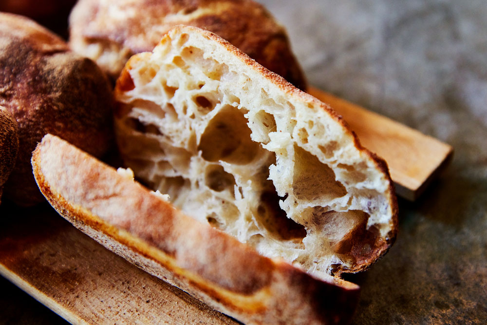 焼けた皮の甘さに加えて、サクッと抜けるような軽い歯切れがある。