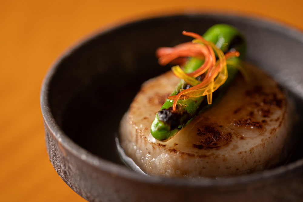 「『常陸の輝き』のコンソメは、コショウなどで味をしめなくても、レンコンの甘味と合わせてちょうどよいバランスになります。」と吉住スーシェフ。視察後からは、レンコンは水に浸けて保存し、鮮度をキープしているそう。